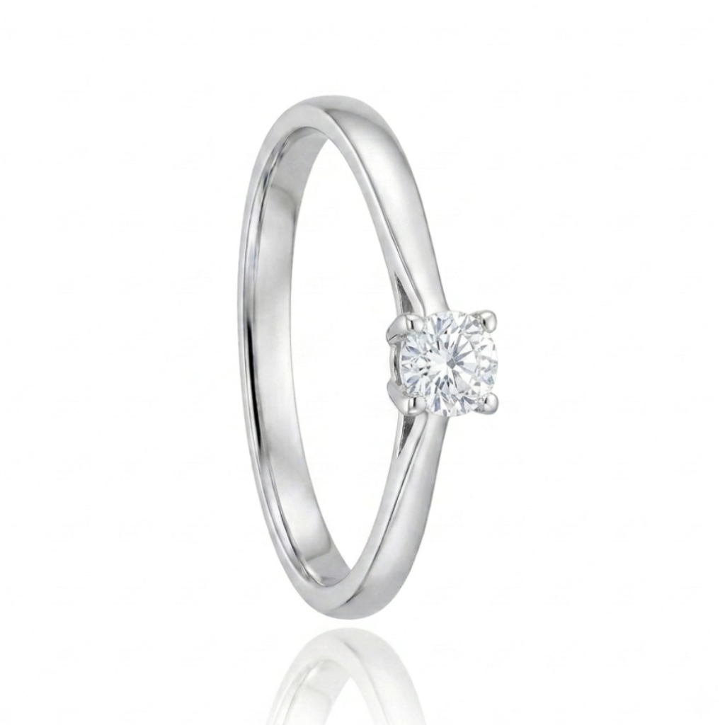 Sortija realizada en oro blanco de 18 quilates con un diamante central talla brillante de 0,110 cts. engastado en cuatro garras.
