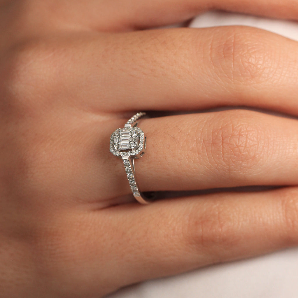 Anillo diamantes halo con pavé