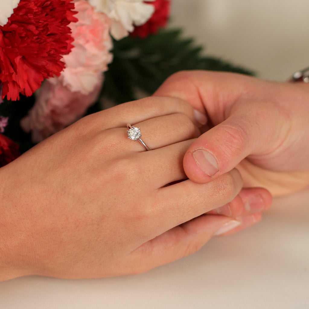 Sortija de compromiso de oro blanco de 18k con diamante