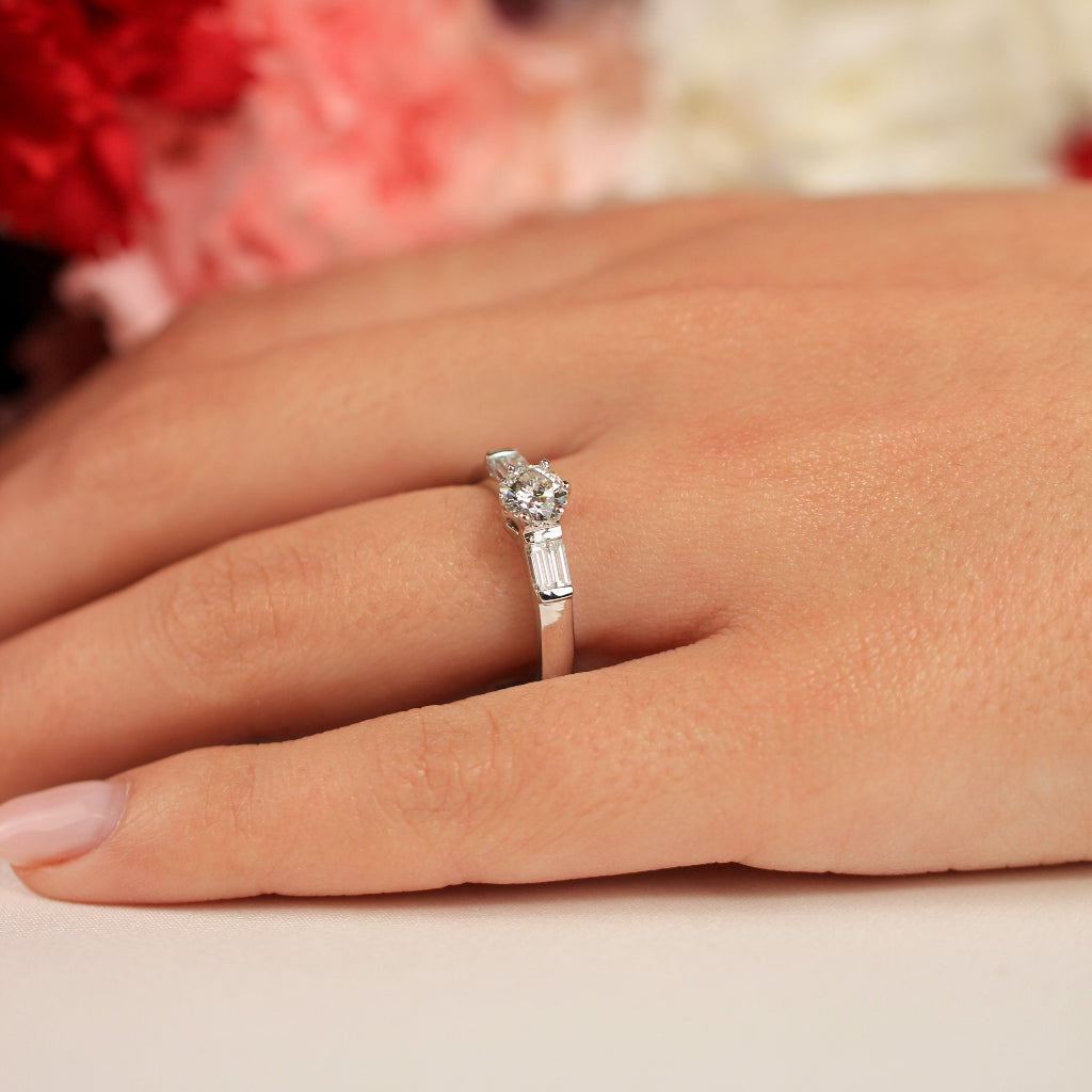 Sortija de pedida de mano con diamantes