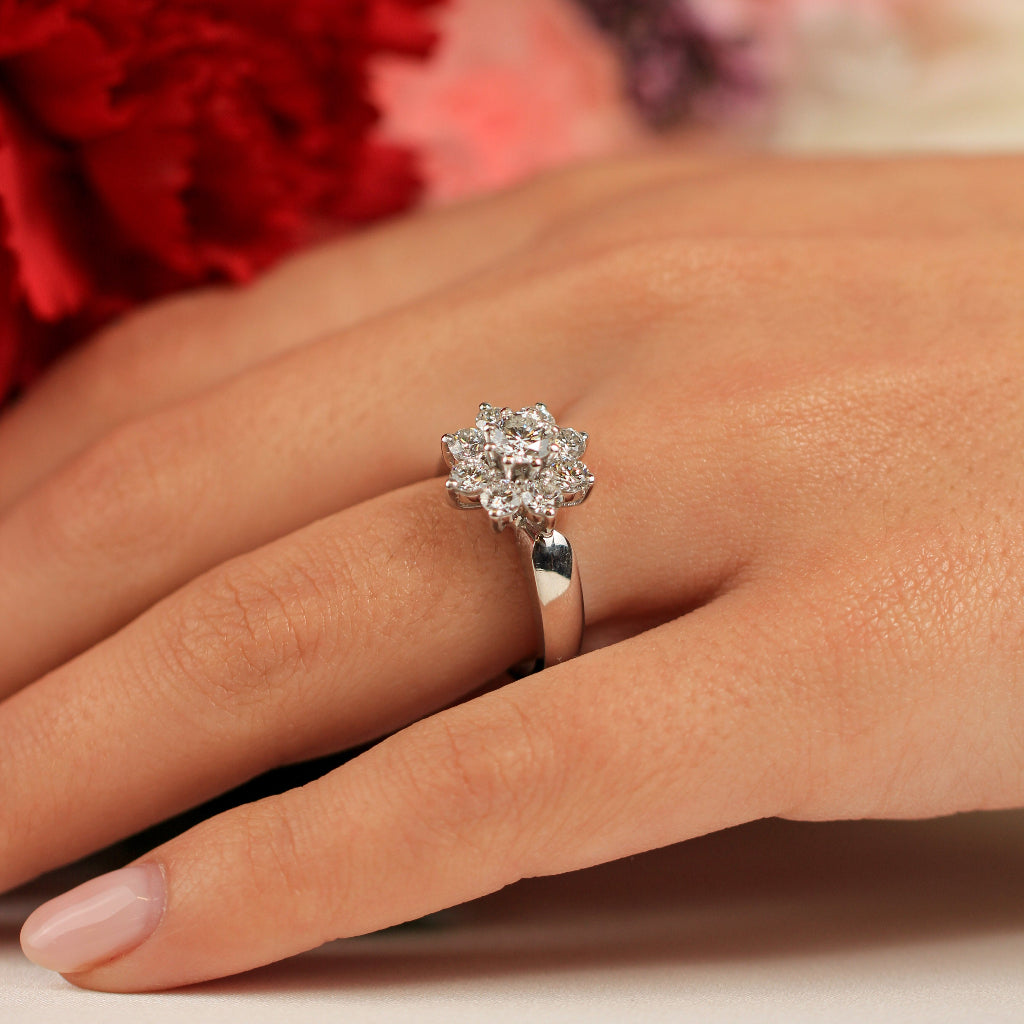 Sortija de compromiso oro blanco de 18k con roseta de diamantes