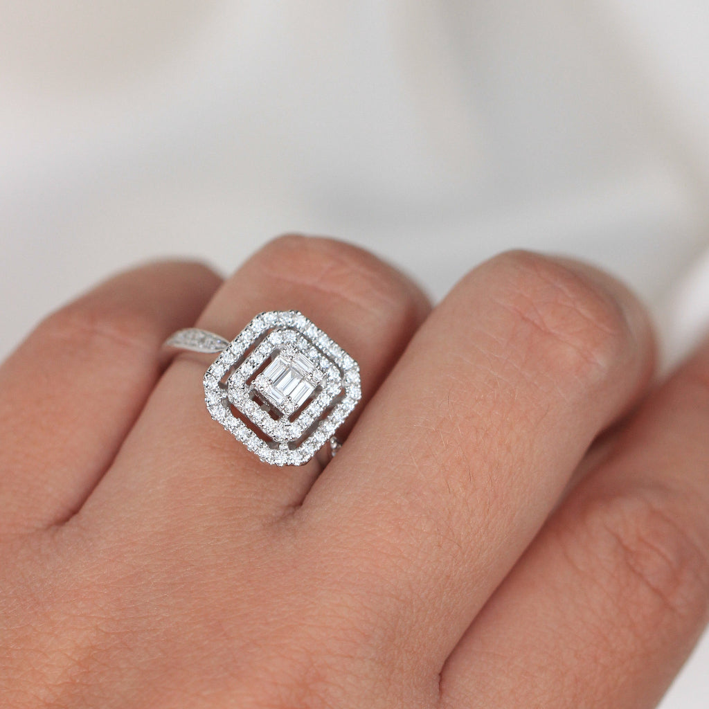 Anillo estilo vintage con diamantes baguette y brillantes