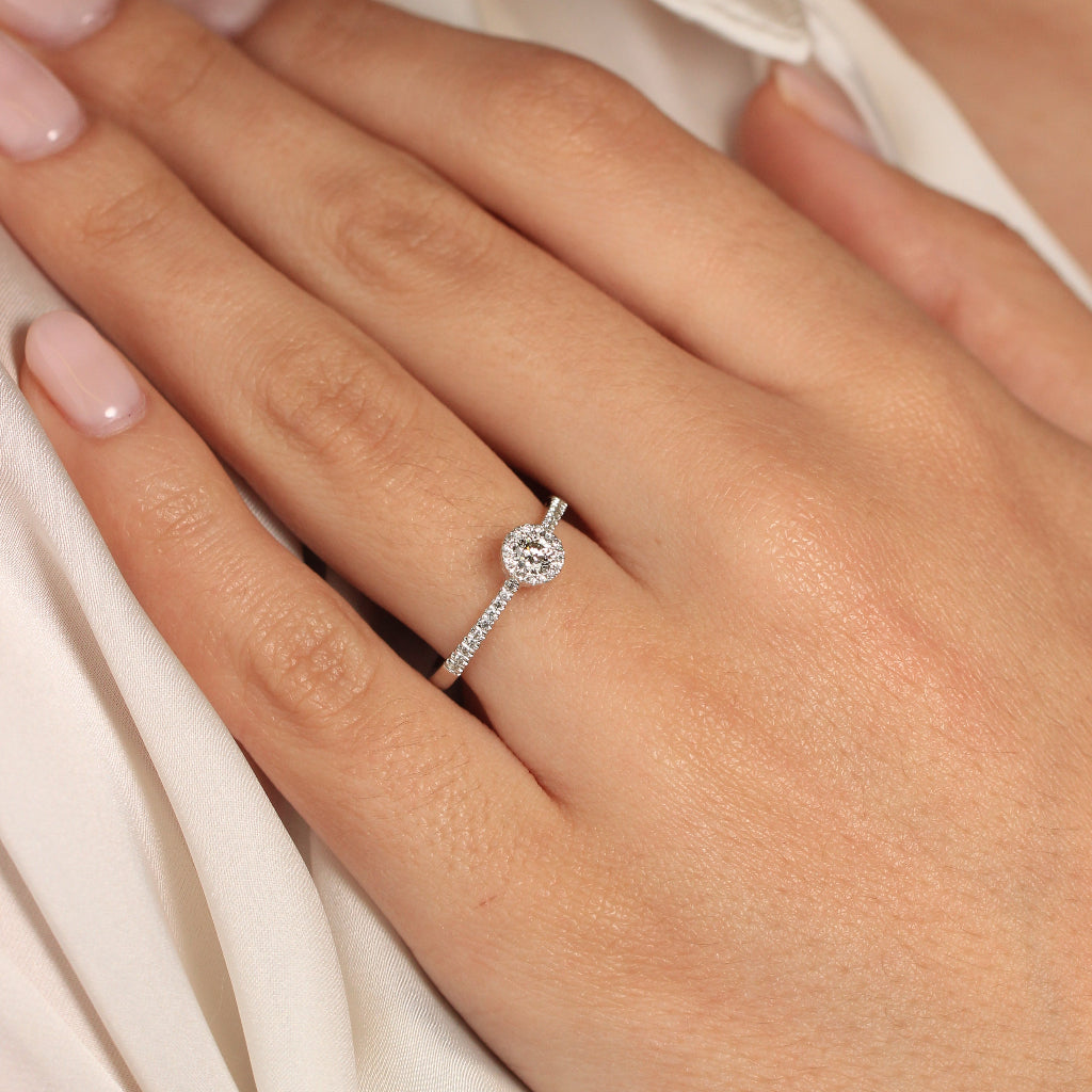 Sortija de pedida oro blanco y diamantes