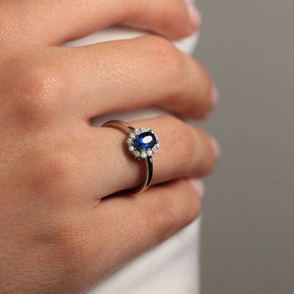 Sortija de compromiso oro blanco y zafiro azul