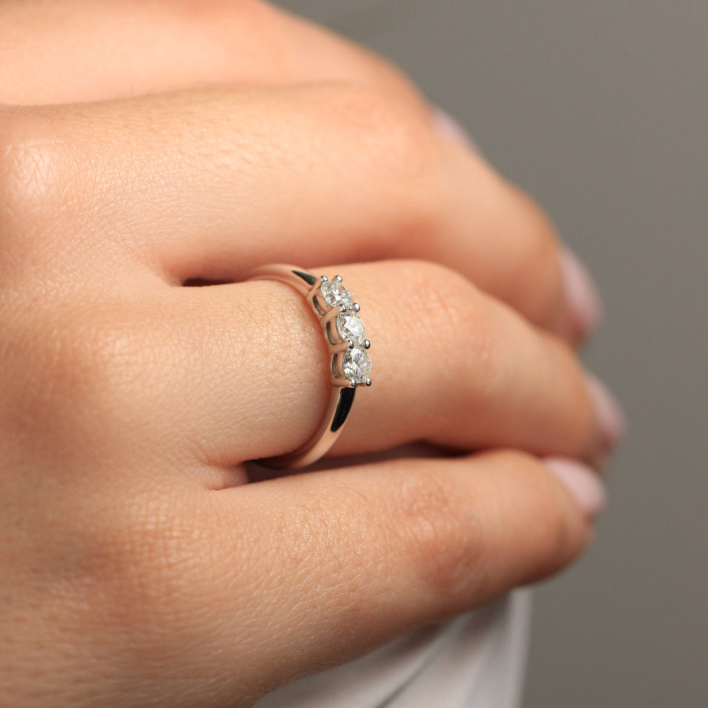 Sortija de compromiso tresillo oro blanco 18k