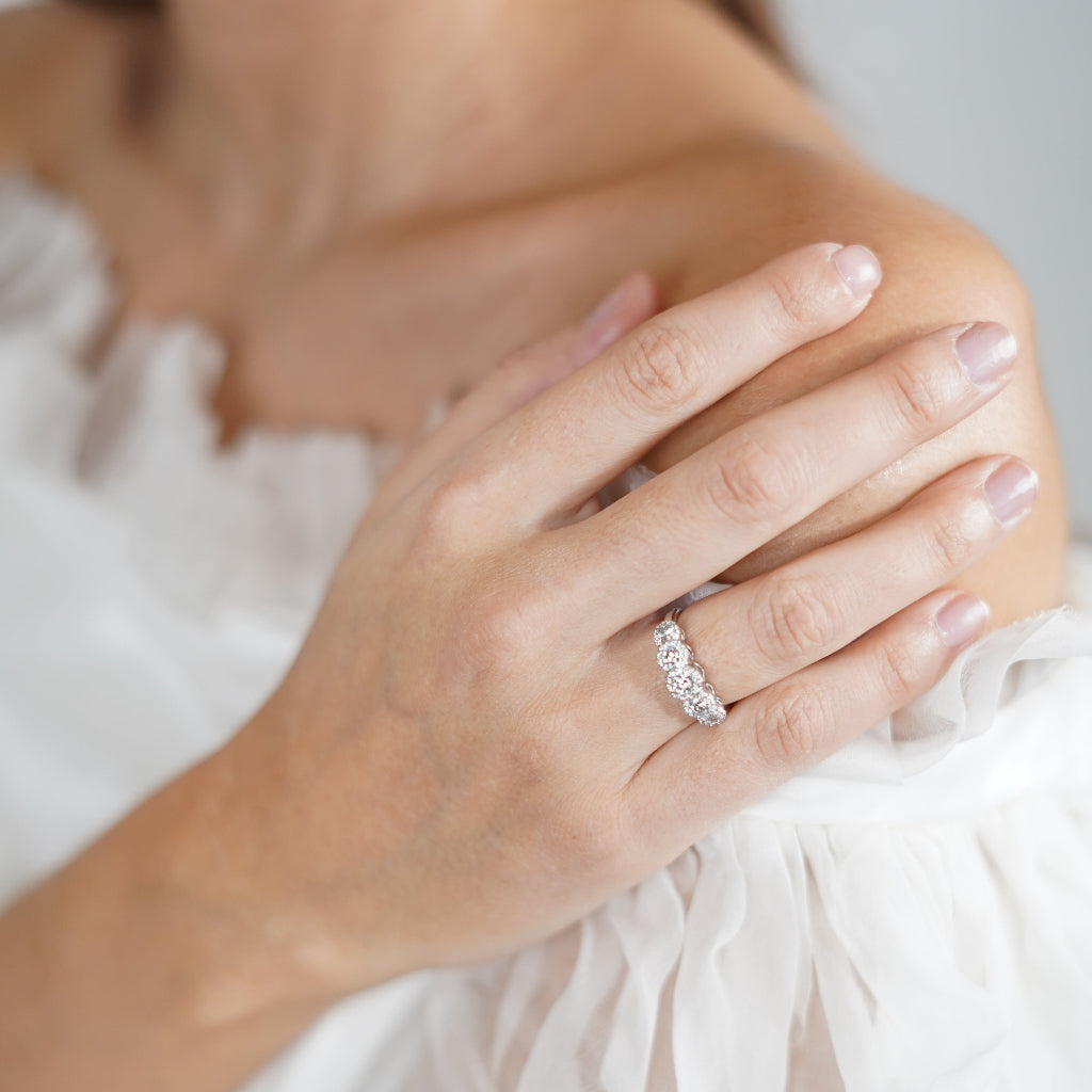 Anillo de oro blanco 18k con diamantes