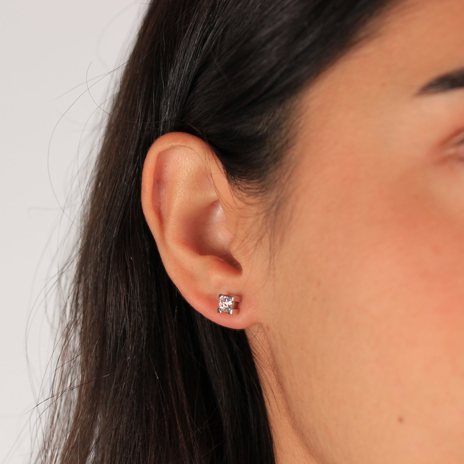 Pendientes realizados en oro blanco de 18 quilates con diamantes talla brillante de 0,73 cts. en total.