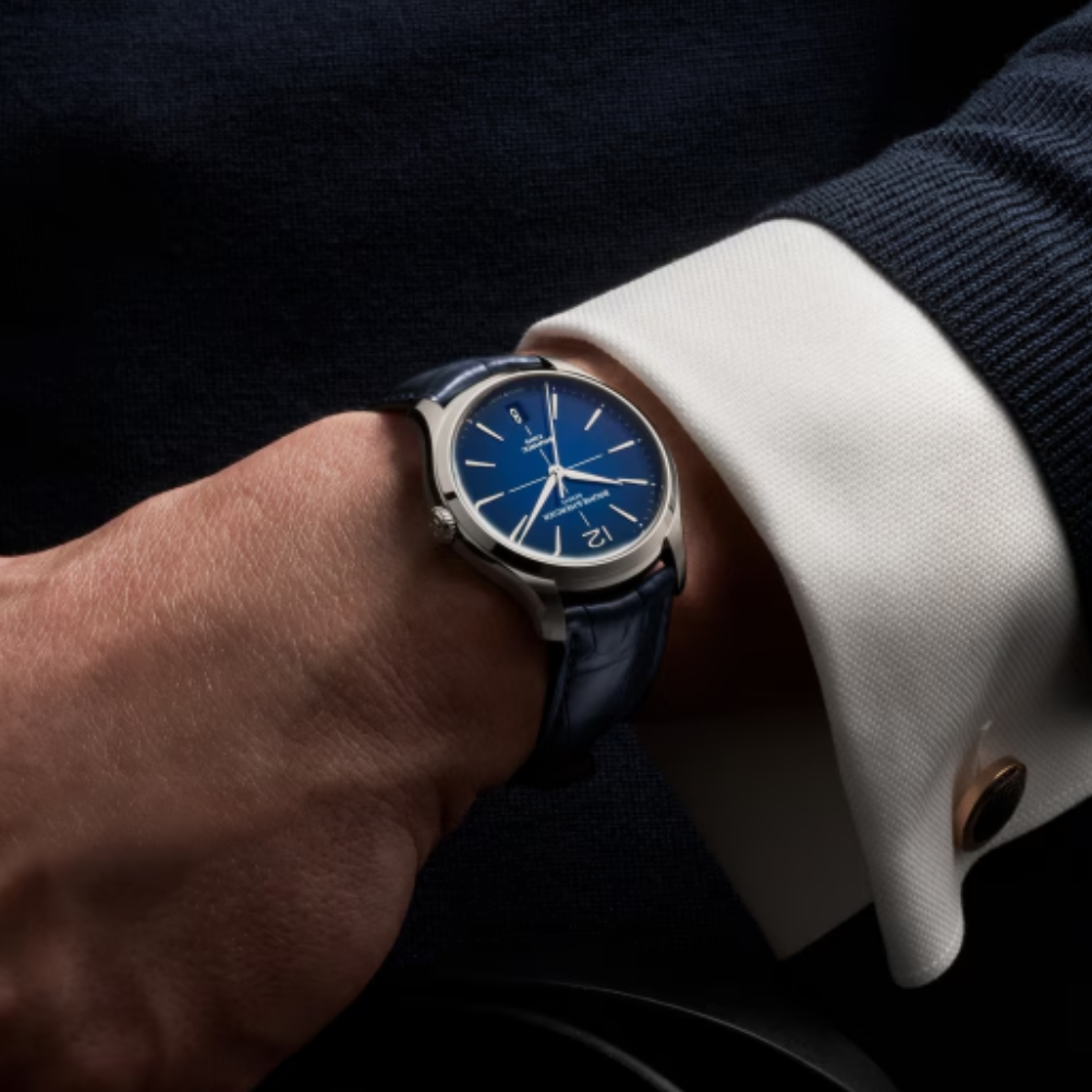 Reloj para hombre Baume & Mercier Clifton Baumatic automático, con caja de acero, esfera azul degradada y correa de piel de aligátor azul. Swiss Made.