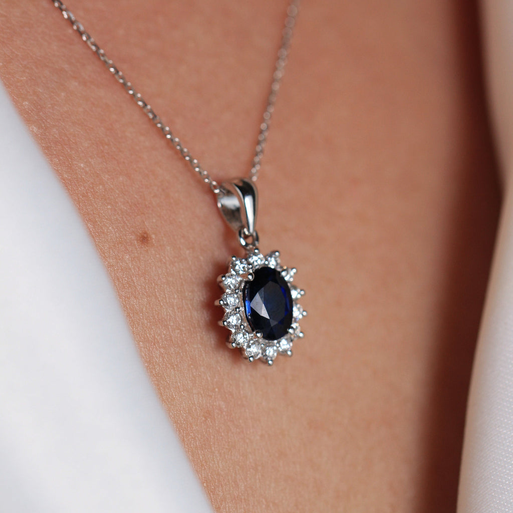 Colgante de oro blanco de 18k con un zafiro central