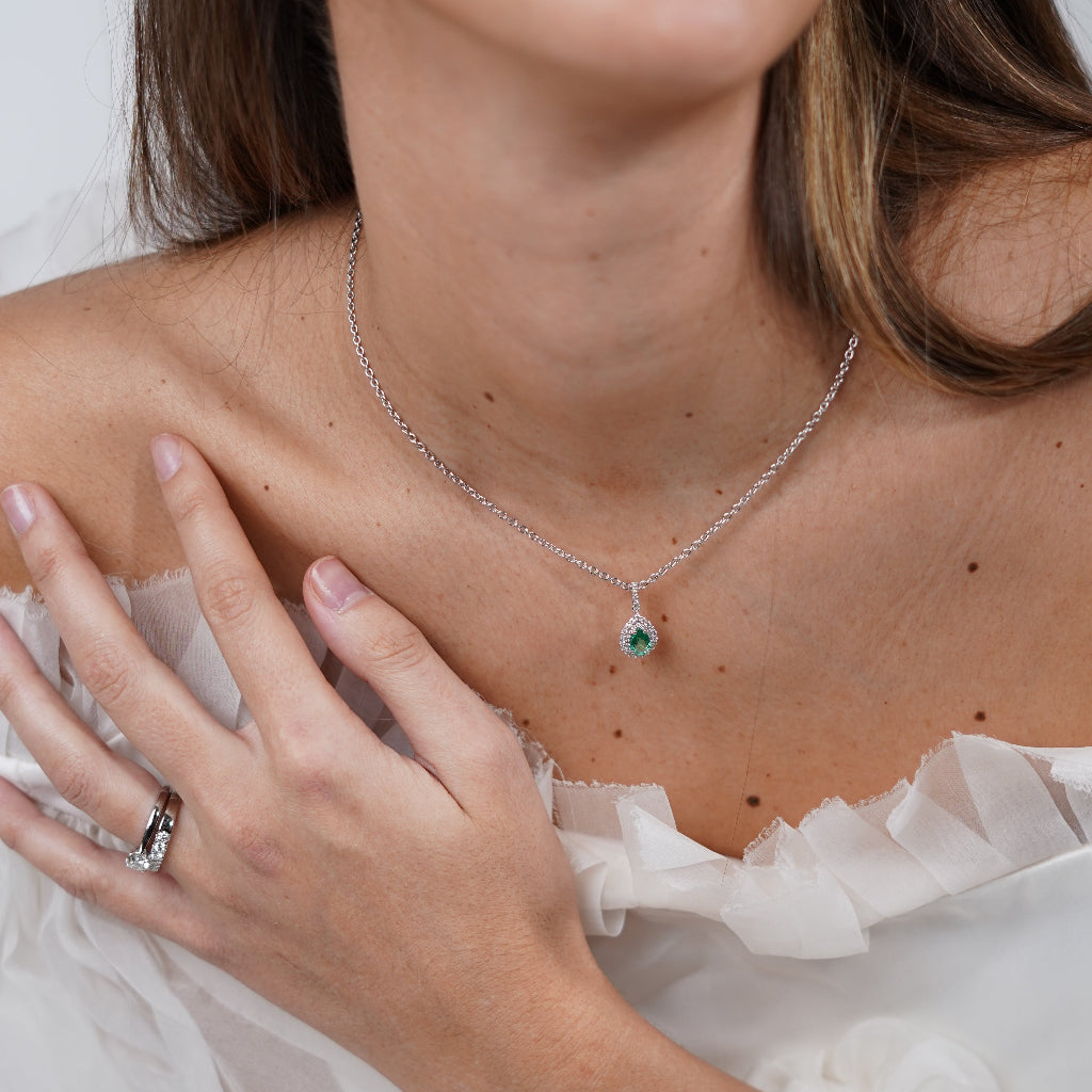 Collar de oro blanco de 18k con diamante y esmeralda