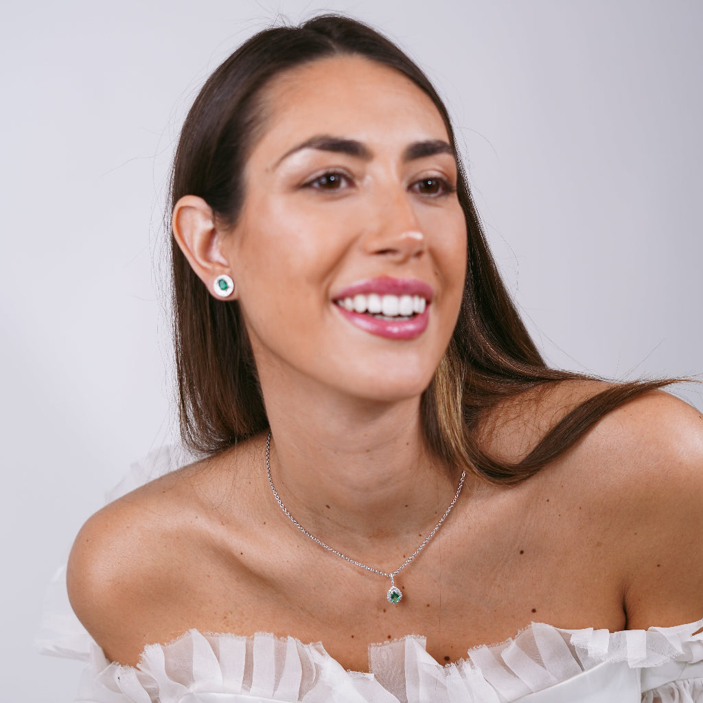 Colgante talla pera con diamantes y esmeralda