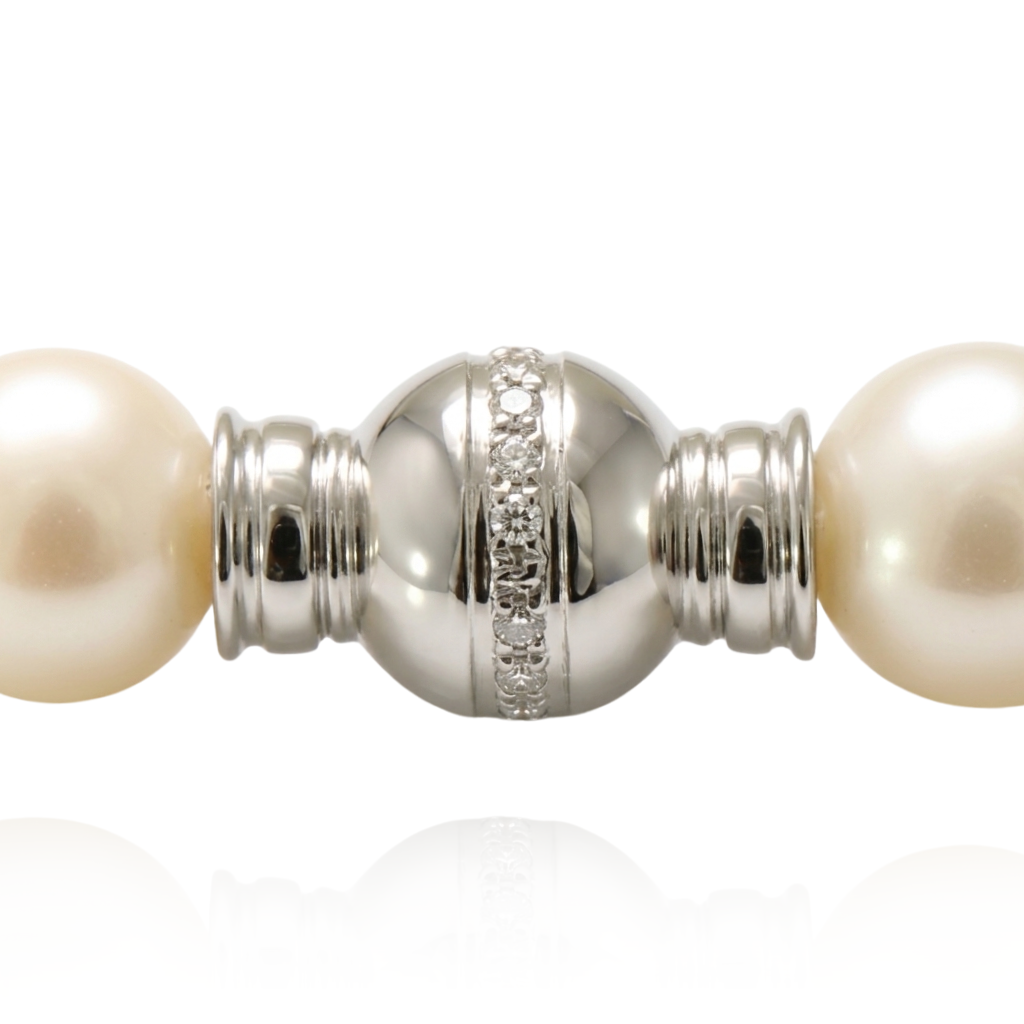 Collar gargantilla de perlas cultivadas con cierre realizado en oro blanco de 18k y diez diamantes talla brillante.