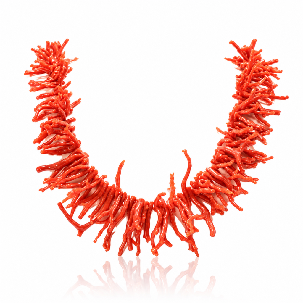 Collar compuesto por ramificaciones irregulares de coral rojo y un cierre de mosquetón realizado en oro amarillo de 18 quilates.