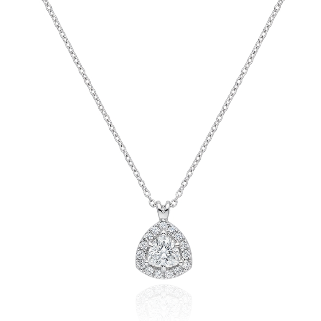Gargantilla de oro blanco de 9 quilates con colgante de diamantes de laboratorio de 0,31 ct, con una piedra central de talla trillion rodeada de diamantes talla brillante. Cadena ajustable a 40, 42 y 45 cm.