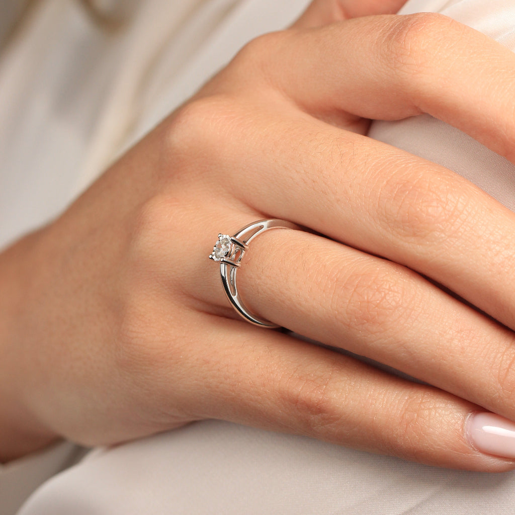 Sortija de oro blanco de 18k con diamante