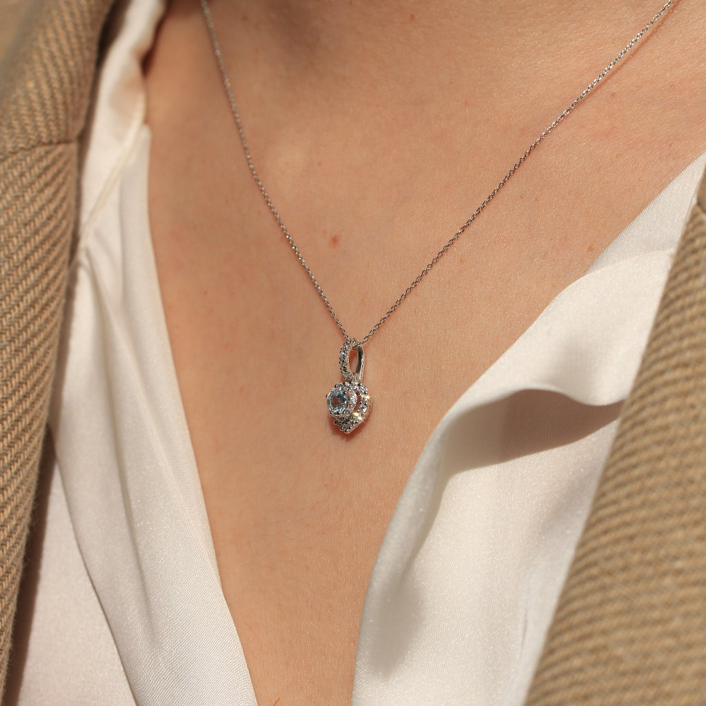 Gargantilla con colgante de corazón con diamantes y aguamarina
