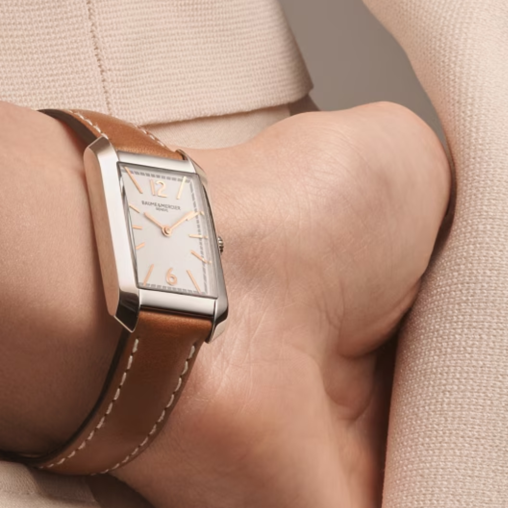 Reloj para mujer Baume & Mercier Hampton de cuarzo, con caja rectangular de acero, esfera plateada y correa de piel de becerro marrón claro. Swiss Made.