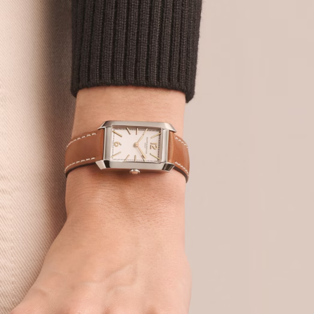 Reloj para mujer Baume & Mercier Hampton de cuarzo, con caja rectangular de acero, esfera plateada y correa de piel de becerro marrón claro. Swiss Made.
