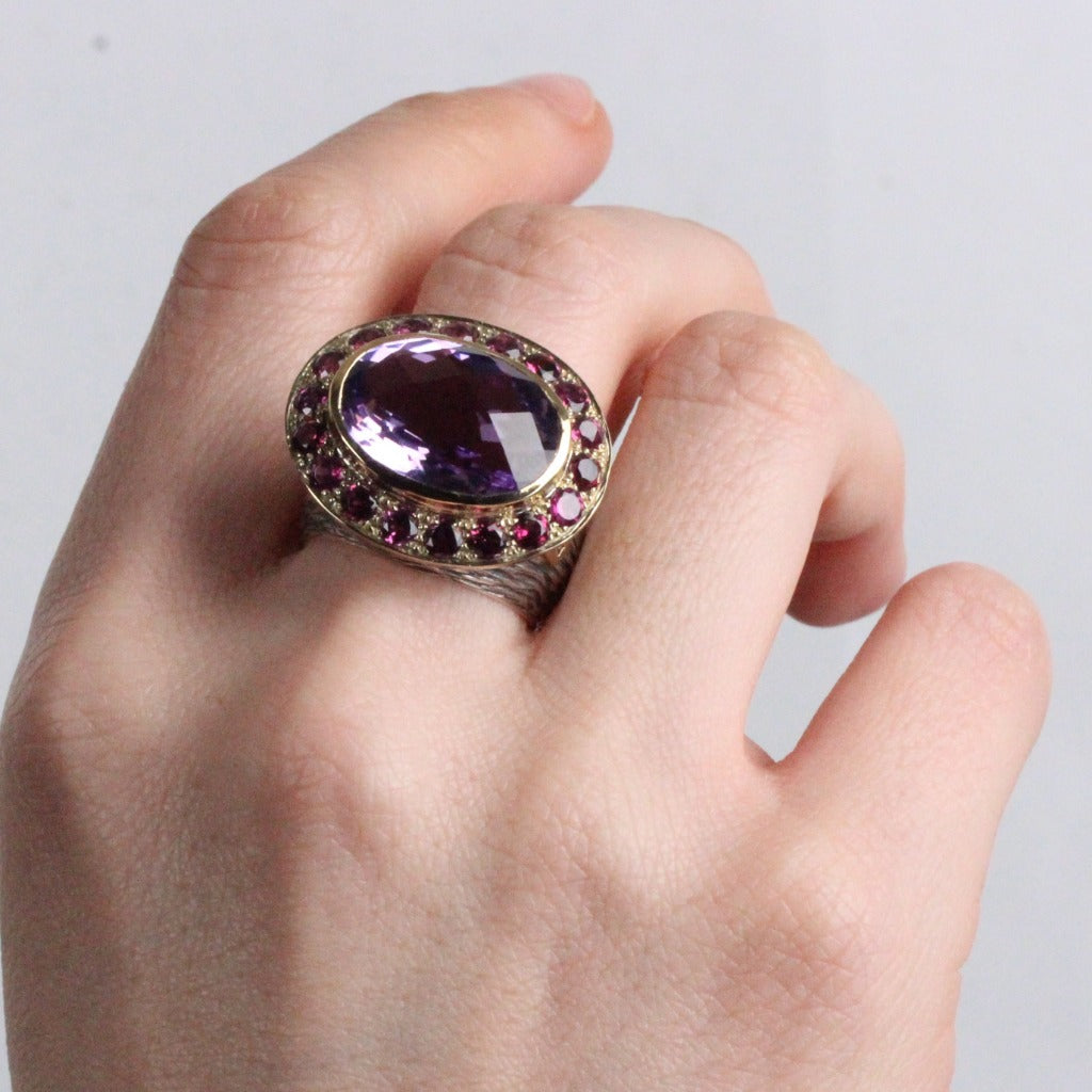 Anillo de plata de ley 925 y oro de 9 k con amatista lila. Colección Gabriela Styliano. Pamplona