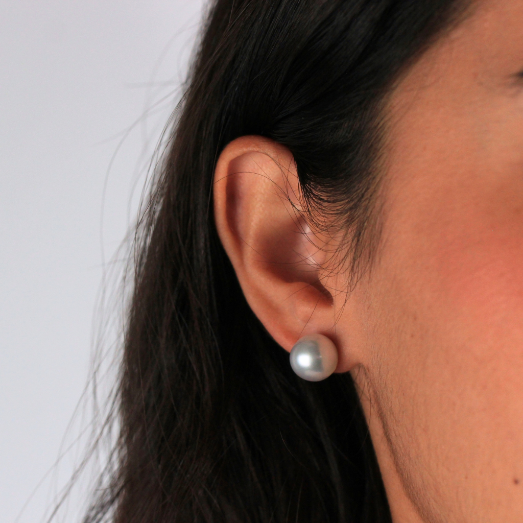 Pendientes de perla Australiana con pernio y presión en oro amarillo de 18 kt.