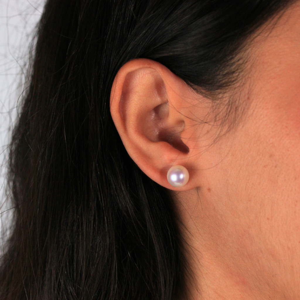 Pendientes de perla Akoya con pernio y presión en oro amarillo de 18 kt.