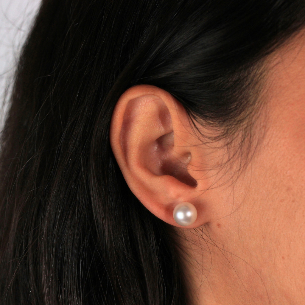 Pendientes de perla Akoya con pernio y presión en oro amarillo de 18 kt.