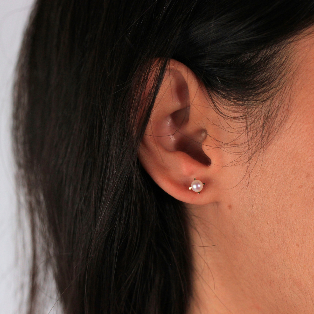 Pendientes de perla cultivada en 4 garras con pernio y presión en oro amarillo de 18 kt.