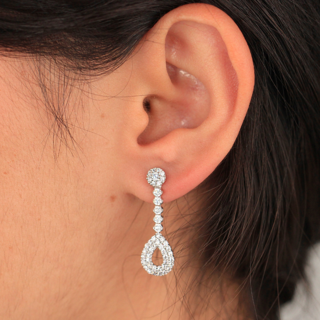 Pendientes largos de oro blanco de 18 quilates con circonitas.