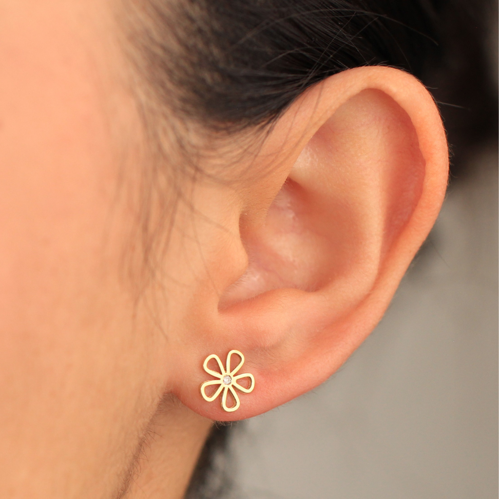 Pendientes de oro amarillo de 18 quilates con motivo flor y diamante.