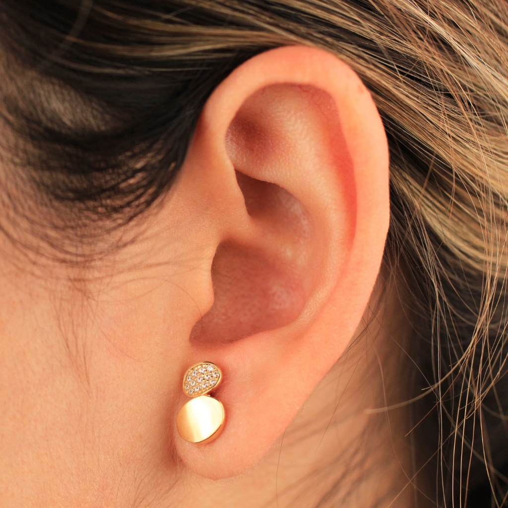 Pendientes de oro amarillo de 18 quilates con circonitas y motivo ovalado.