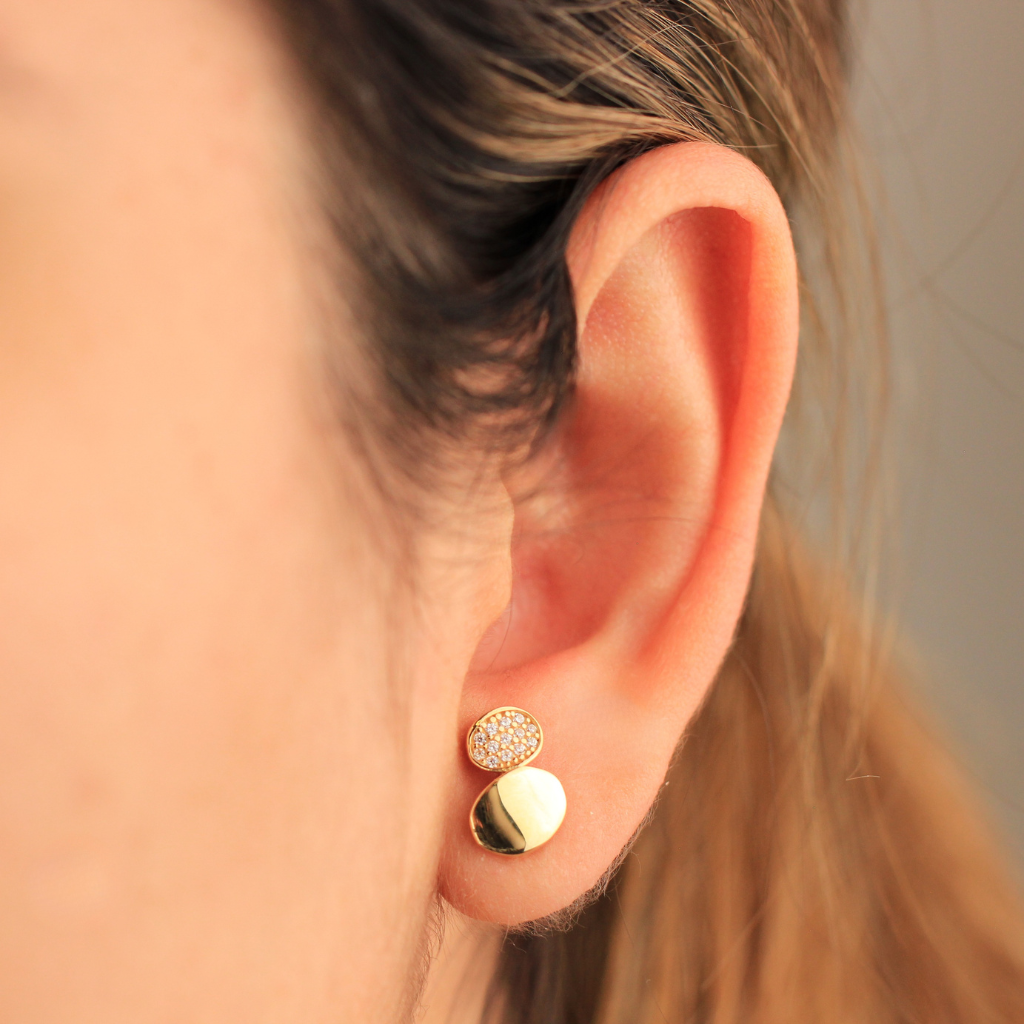 Pendientes de oro amarillo de 18 quilates con circonitas y motivo ovalado.
