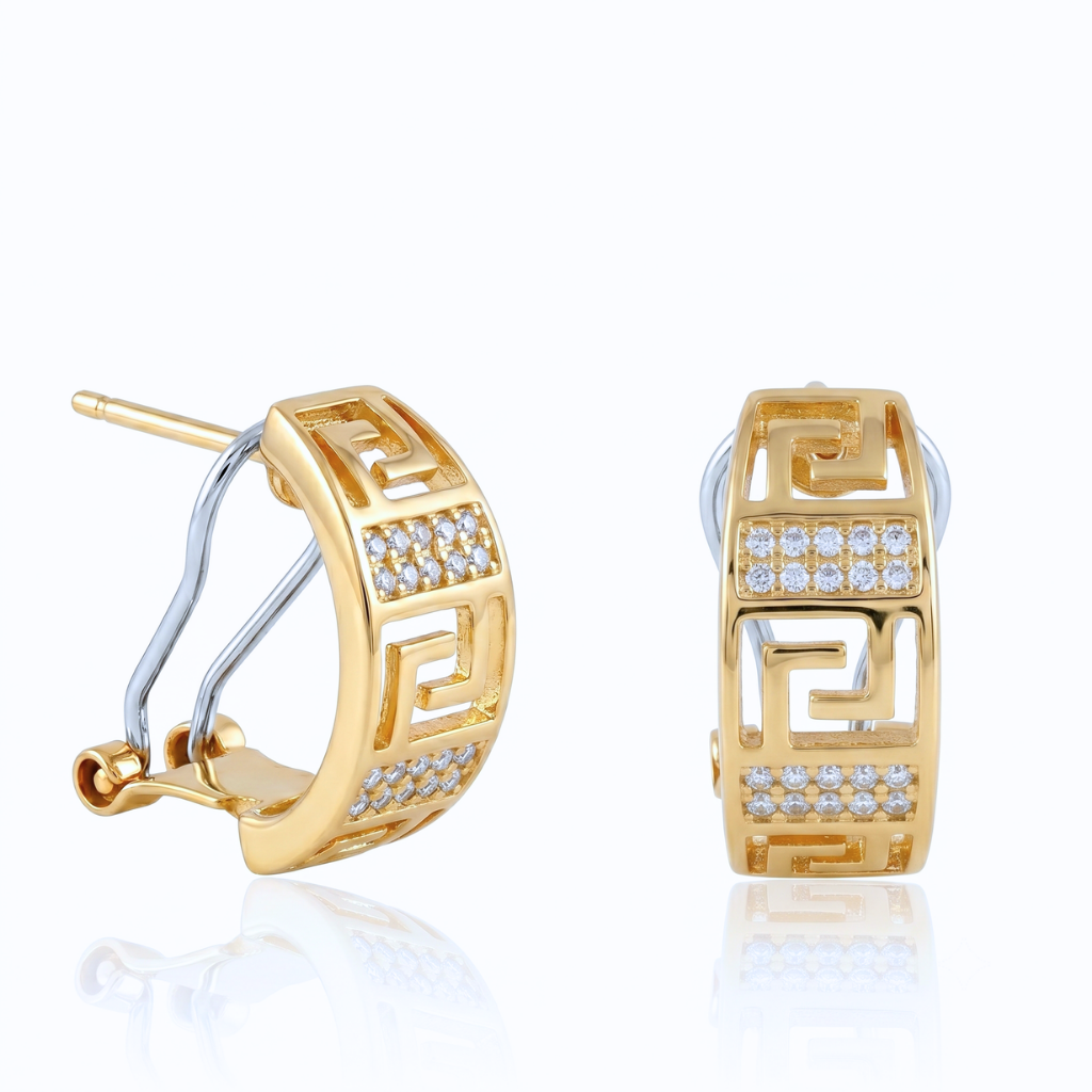 Pendientes realizados en oro amarillo de 18 quilates tipo aro con motivo greca y circonitas.
