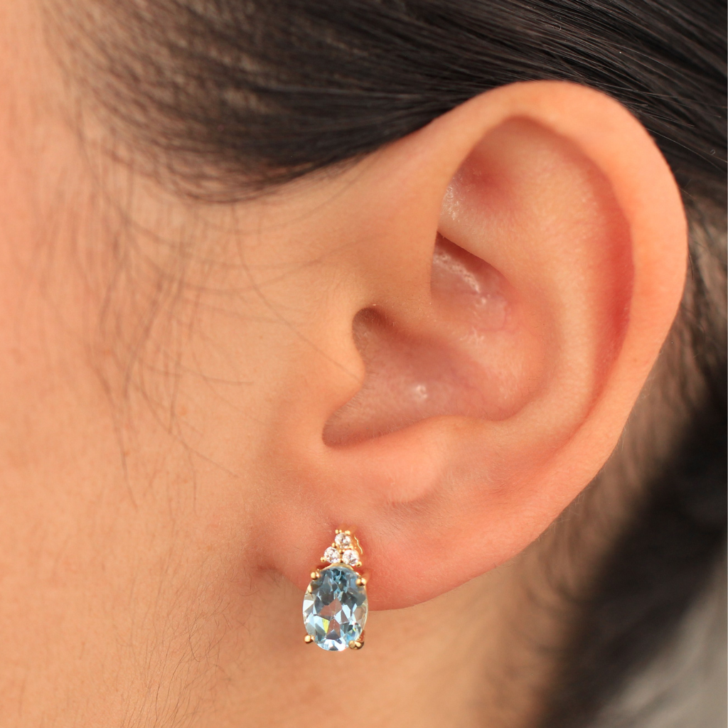 Pendientes de oro amarillo de 18 quilates con aguamarina ovalada y circonitas.