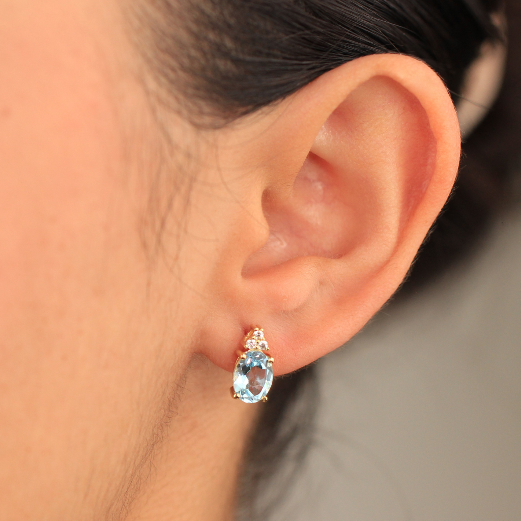 Pendientes de oro amarillo de 18 quilates con aguamarina ovalada y circonitas.