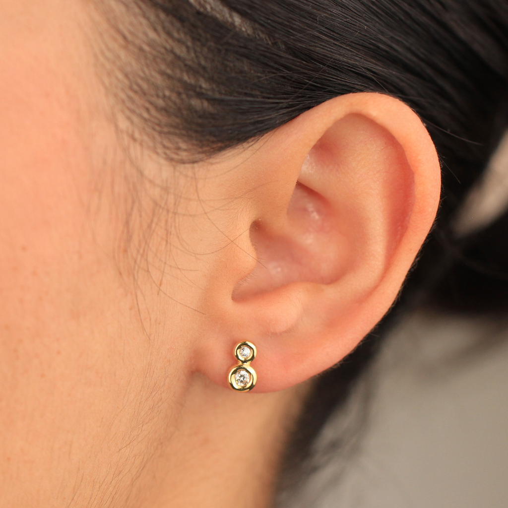 Pendientes de oro amarillo de 18 quilates con doble circonita.