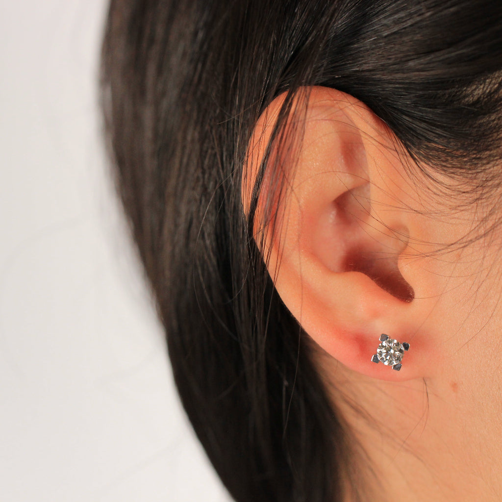 Pendientes realizados en oro blanco de 18 quilates con diamantes certificados por IGI talla brillante de 0,88 cts. en total.