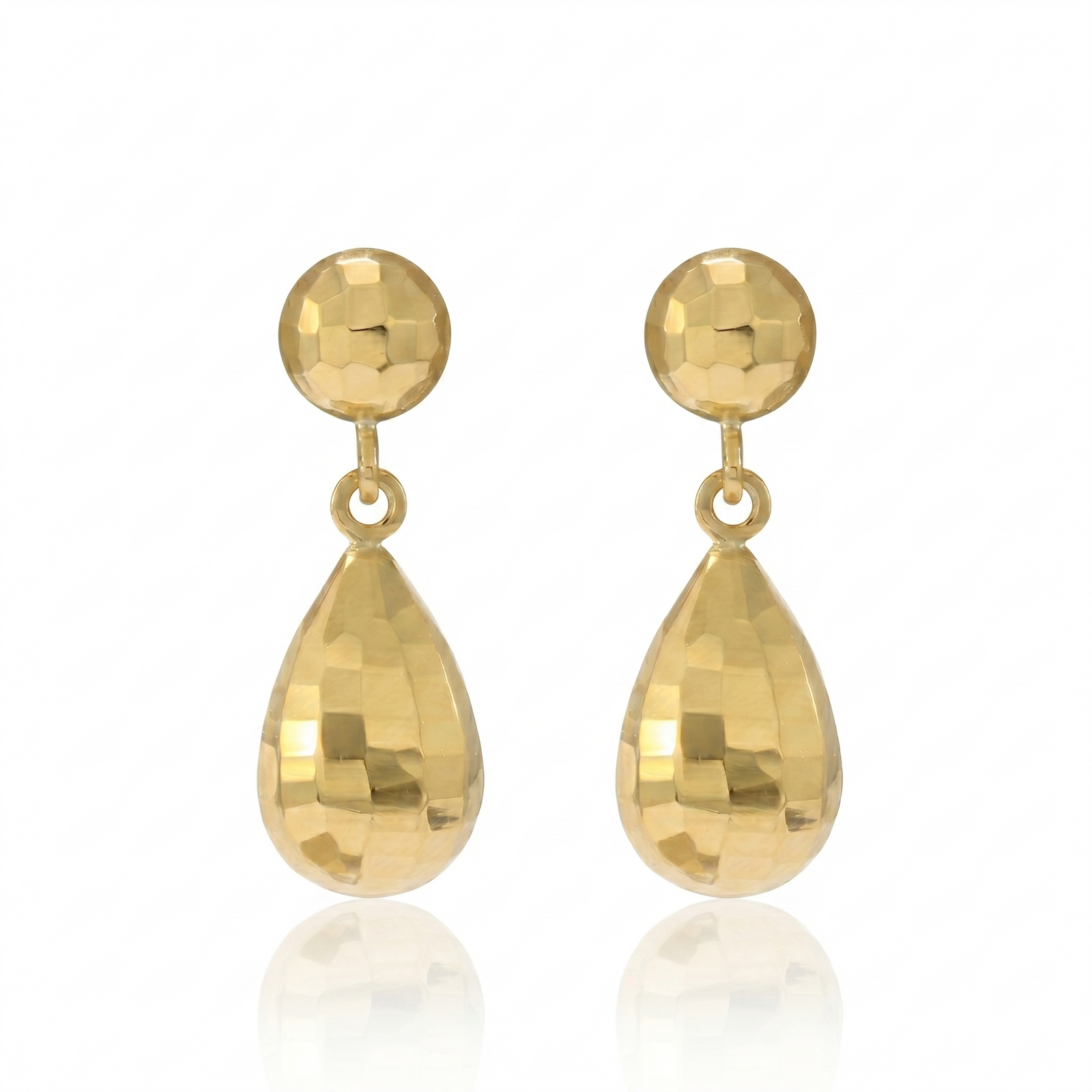 Pendientes realizados en oro amarillo de 18 quilates con colgante en forma de gota y superficie facetada.