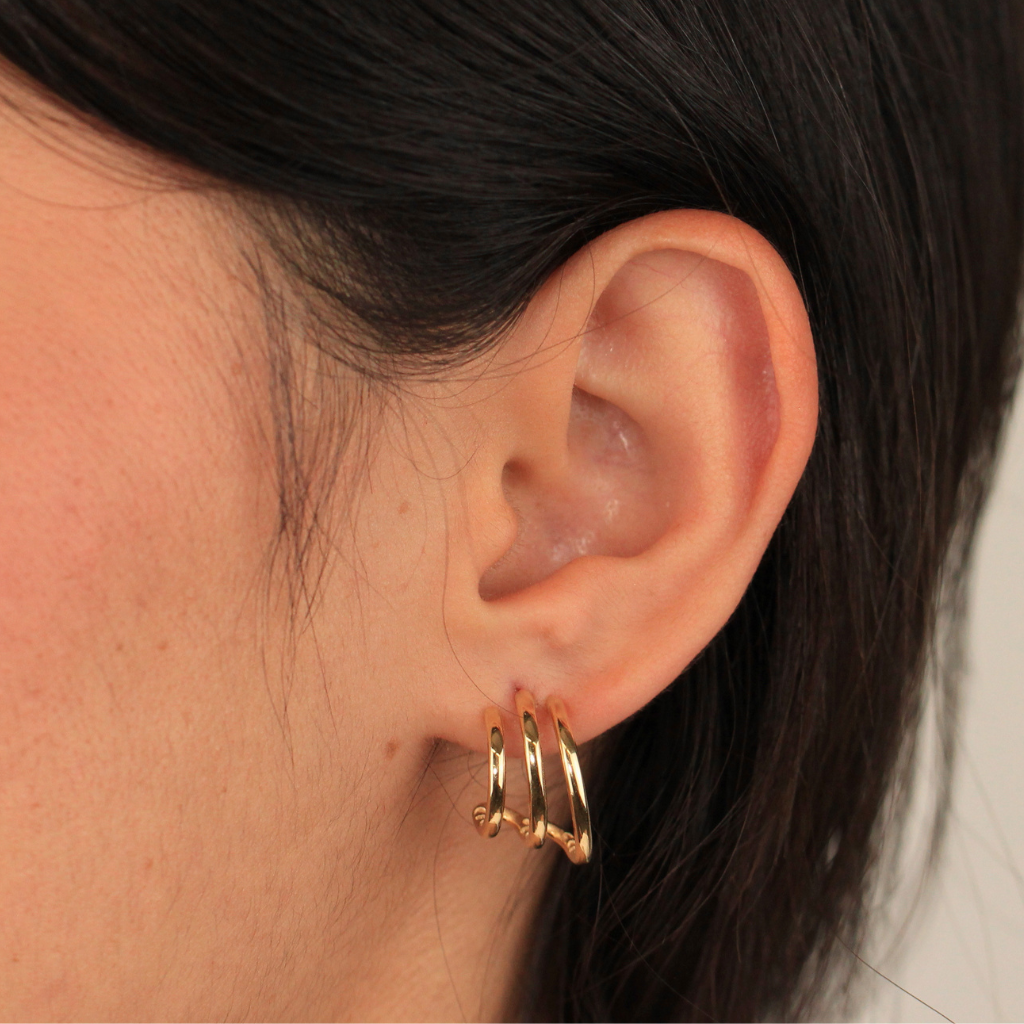 Pendientes realizados en oro amarillo de 18 quilates tipo aro abierto de triple aro.