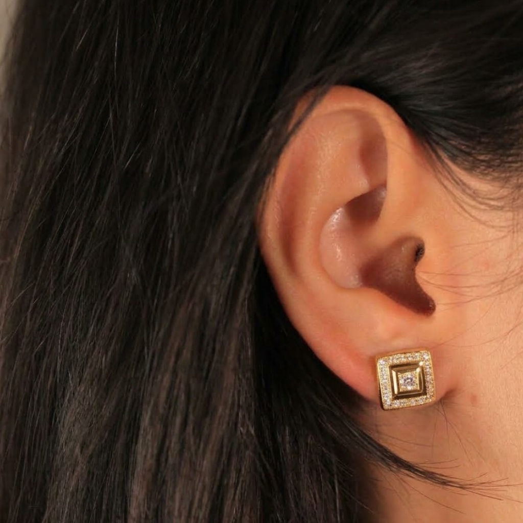 Pendientes realizados en oro amarillo de 18 quilates con diamantes talla brillante de 0,39cts. en total.