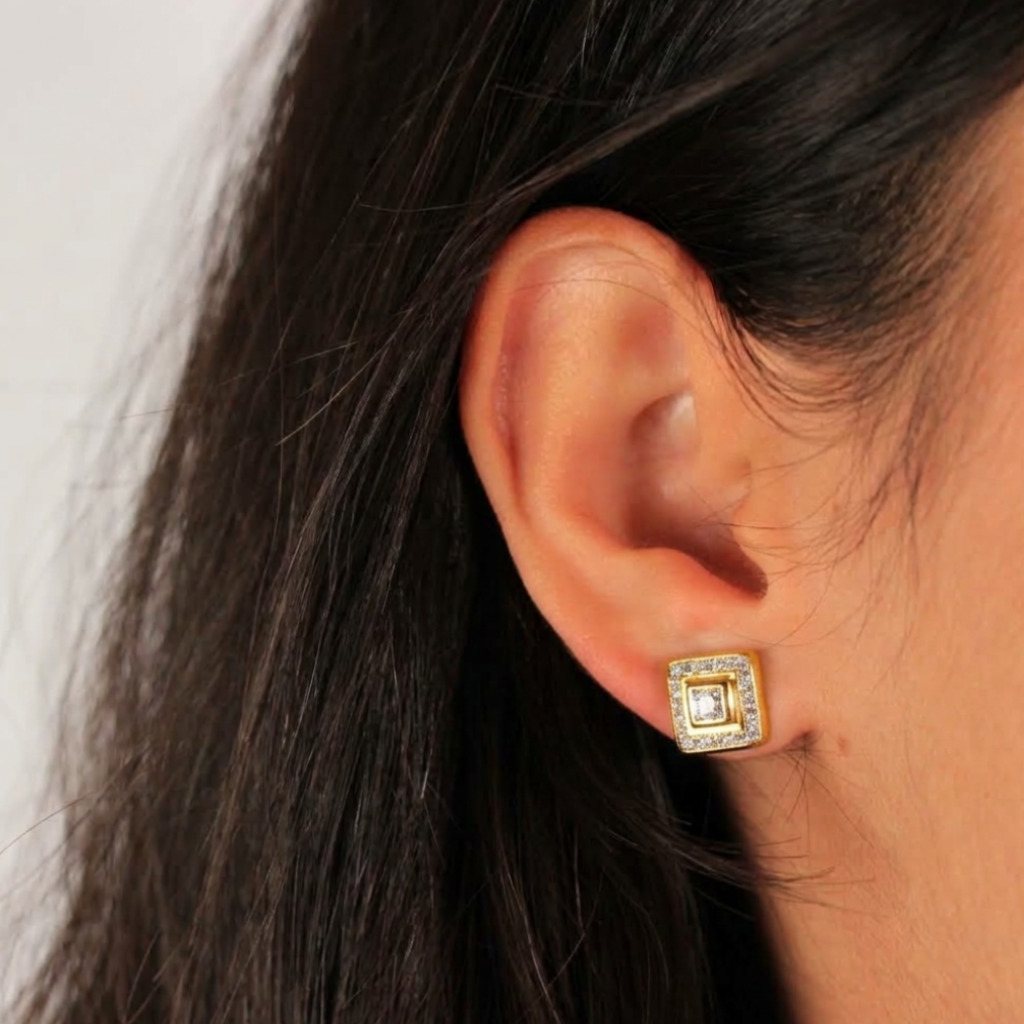 Pendientes realizados en oro amarillo de 18 quilates con diamantes talla brillante de 0,39cts. en total.