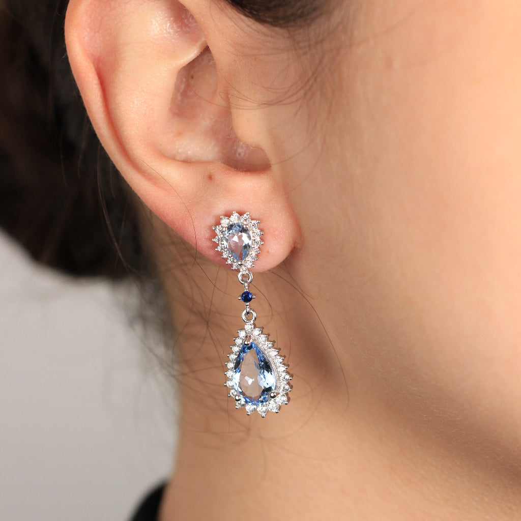 Pendientes realizados en plata de primera ley con criconitas azules en forma de lágrima