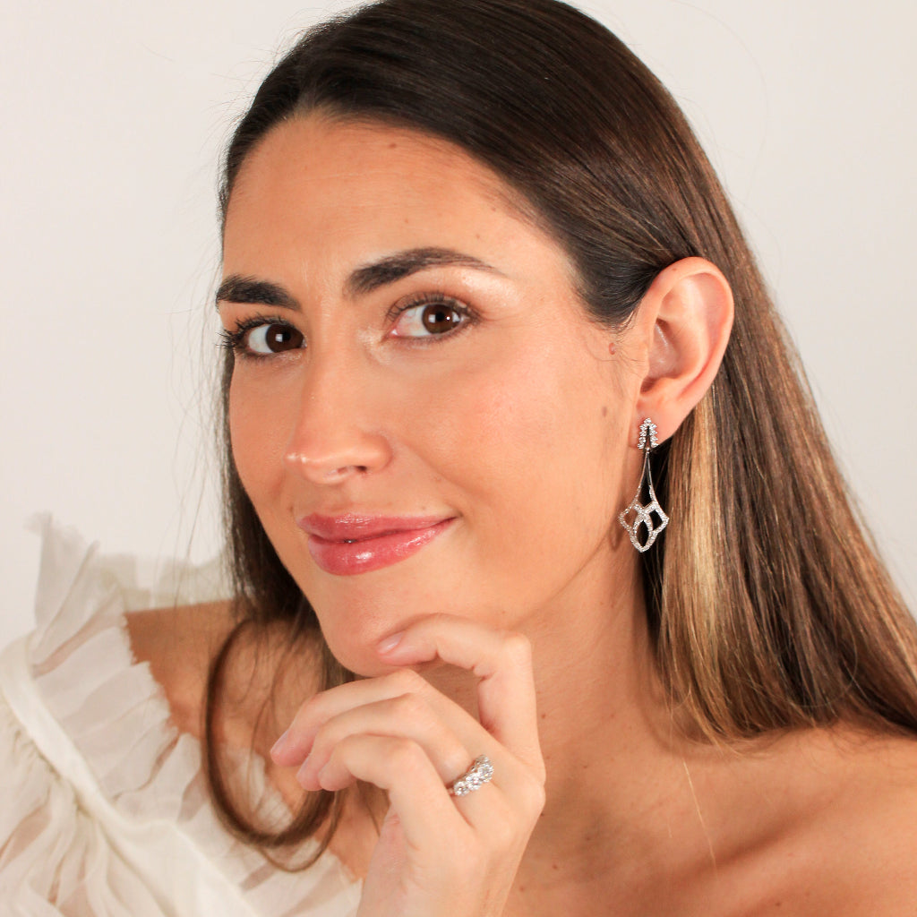 Pendientes largos de oro blanco de 18k con diamantes