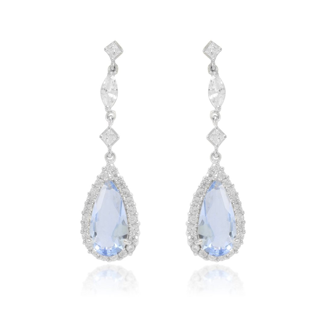 Pendientes largos realizados en plata de primera ley con una caída de circonitas incoloras y azul en forma de lágrima
