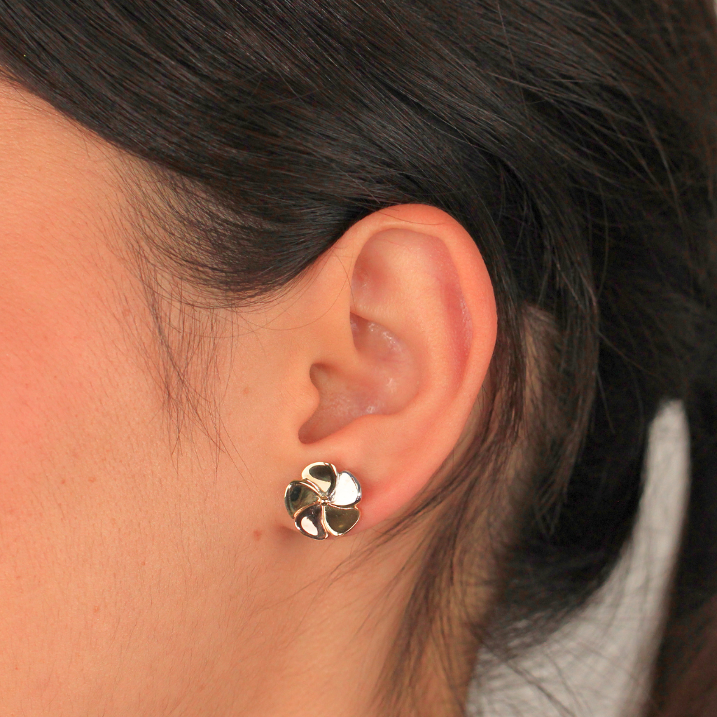 Pendientes de 18 quilates en oro amarillo, blanco y rosa con diseño de flor.