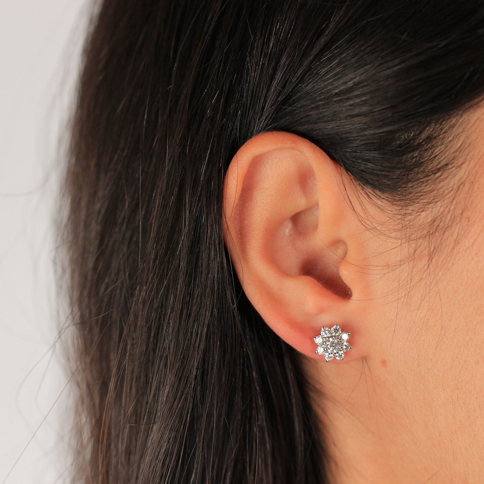 Pendientes realizados en oro blanco de 18 quilates con diamantes talla brillante de 0,73 cts. en total.
