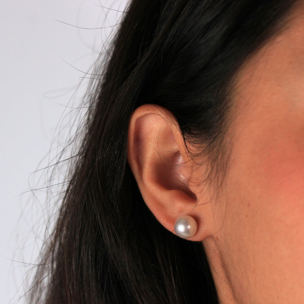 Pendientes de perla Akoya con pernio y presión en oro amarillo de 18 kt.