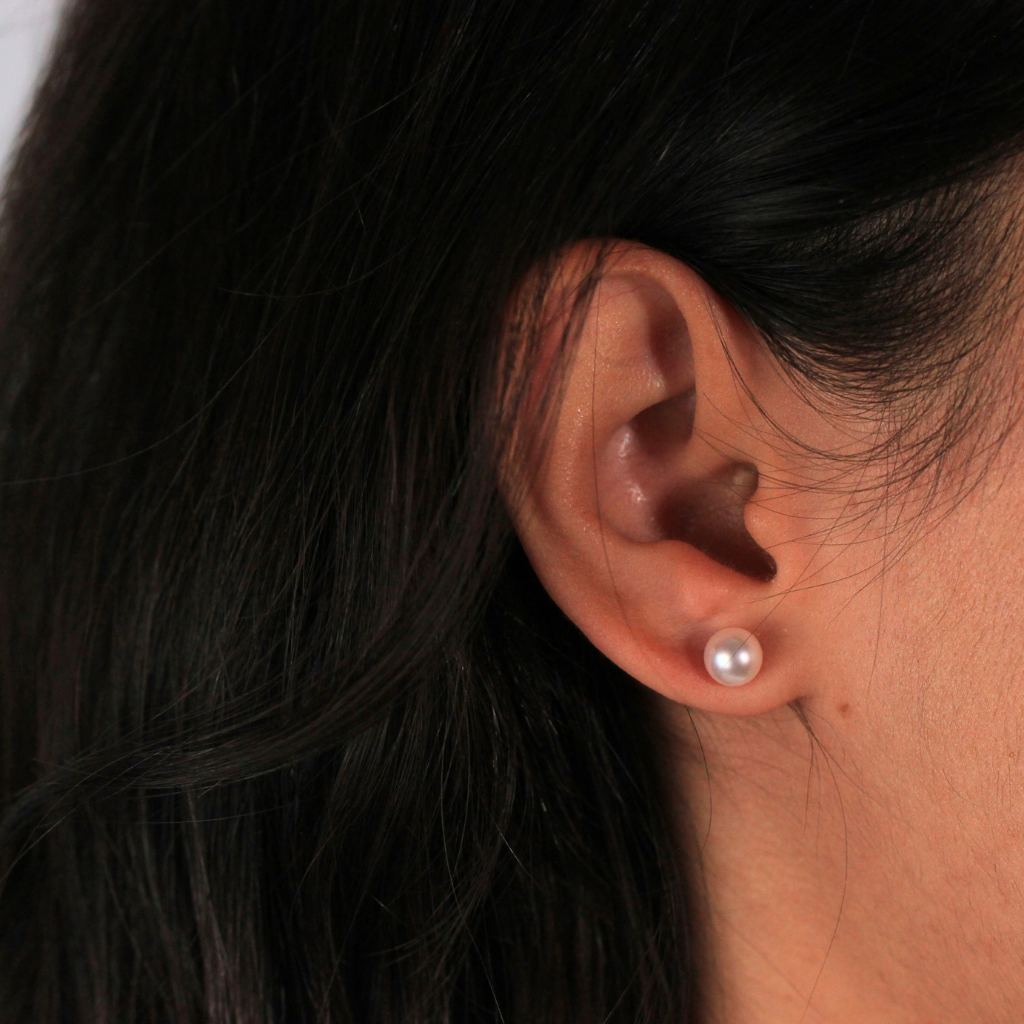 Pendientes de perla Akoya con pernio y presión en oro amarillo de 18 kt.