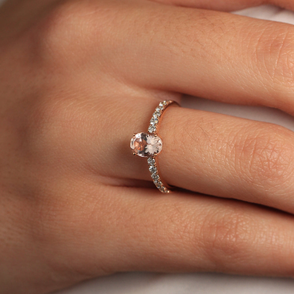 Anillo de compromiso con una morganita