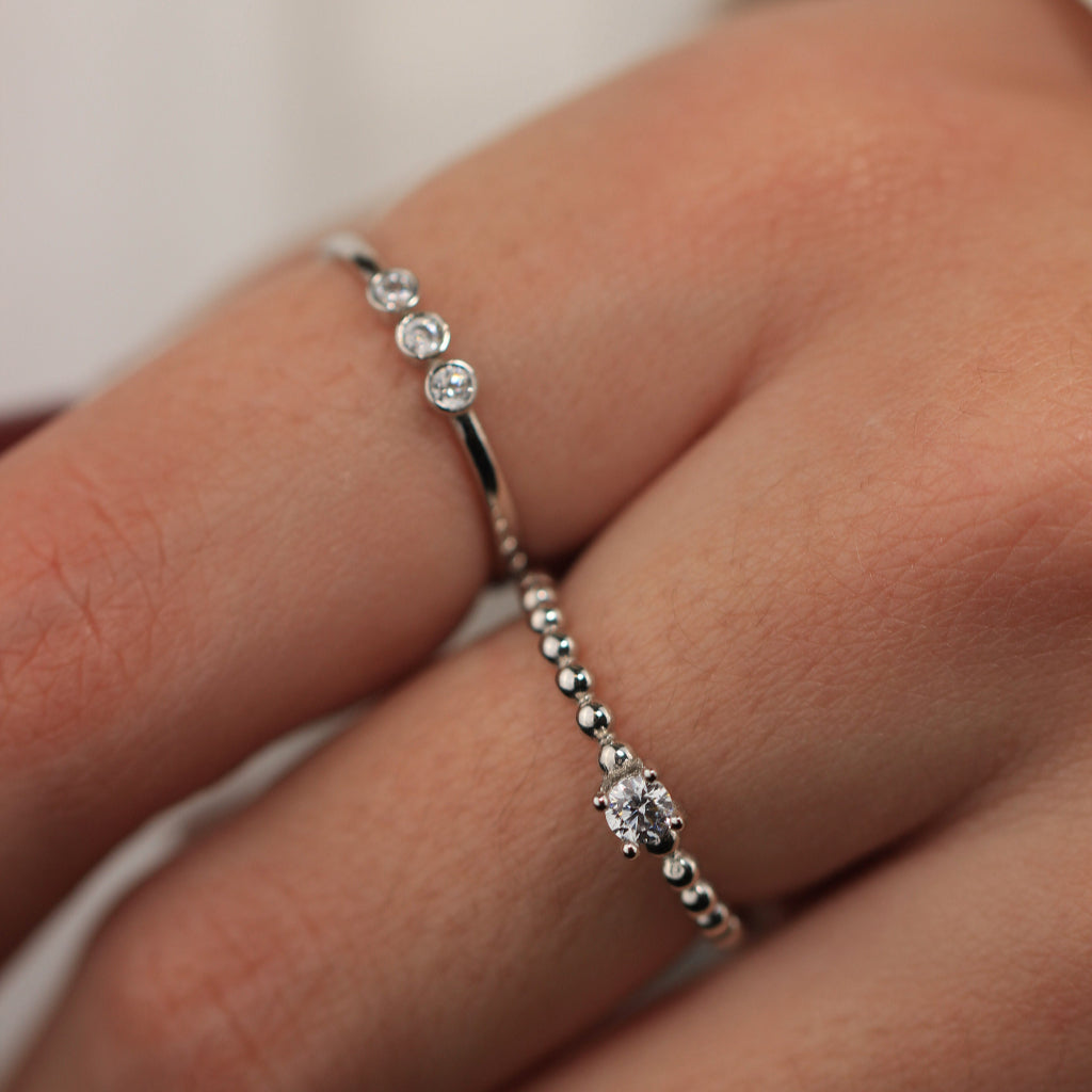 Sortija de oro blanco con circonita