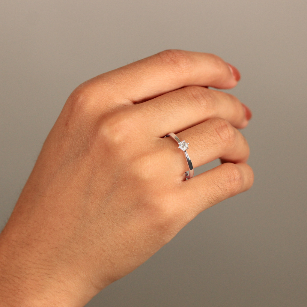 Sortija de pedida oro blanco 18k y solitario
